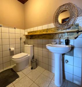 圣若热岛Pousada Mundo Dha Lua的一间带水槽、卫生间和镜子的浴室