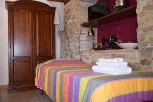 阿西西il Sementone dependance 10C的一间设有床铺和毛巾的房间