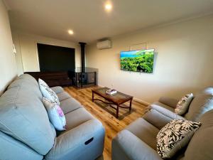 金斯科特Kangaroo Island Homestays的客厅配有两张沙发和一张桌子
