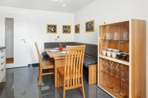 盖林根am Hochrhein Desko的厨房以及带桌椅的用餐室。