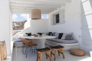 埃利亚海滩VILLA 11.7的白色的客房配有桌椅