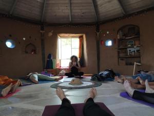 Talmei Yosefביתהבוצ - מקום טבעי למפגשים的一群坐在房间做瑜伽的人