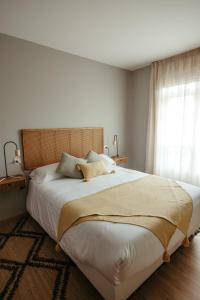 塞代拉LAR DA REVOLTA的卧室配有一张大白色床和窗户