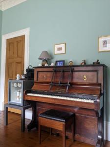 爱丁堡麦克雷的住宿加早餐酒店的客厅里的钢琴和桌子