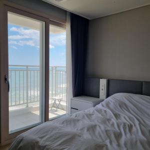 襄阳郡Yangyang Ocean Stay的一间卧室配有一张床,享有海景