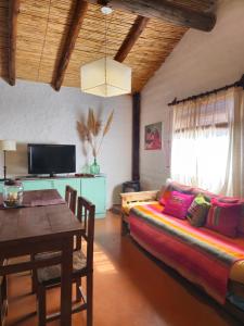胡阿卡勒拉Finca Tuluz的客厅配有沙发和桌子
