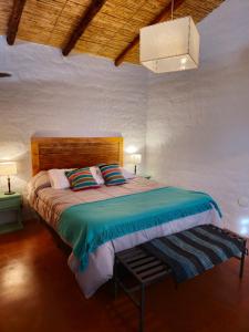 胡阿卡勒拉Finca Tuluz的一间卧室,卧室内配有一张大床