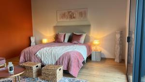 SolesmesSol'm Lodges的一间卧室配有一张带粉色床单和枕头的床。
