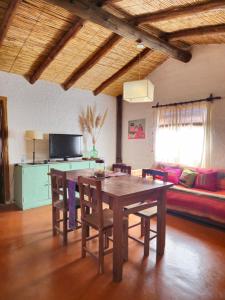 胡阿卡勒拉Finca Tuluz的客厅配有木桌和椅子