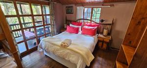 内尔斯普雷特内尔斯普雷特老维克旅客酒店的一间卧室配有一张带红色枕头的大床