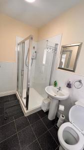利物浦卡巴格大厅酒店的带淋浴、卫生间和盥洗盆的浴室
