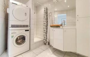 弗利辛恩3 Bedroom Stunning Home In Vlissingen的白色洗衣房配有洗衣机和烘干机