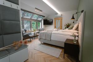 BiskupiceDom w Starym Parku的一间卧室设有一张床和一间客厅。
