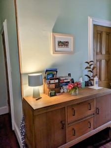 爱丁堡麦克雷的住宿加早餐酒店的一间房间,配有带灯的木制梳妆台