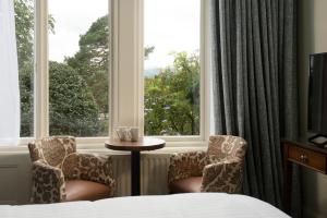 安布尔塞德Lakehouse at The Waterhead Inn的酒店客房设有两把椅子和一扇窗户。