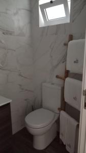 TentúgalQuinta do Mourão的浴室配有白色卫生间和天窗。