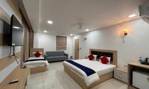 海得拉巴FabHotel Prime Anika Suites的酒店客房,配有床和沙发