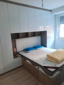 Kosovo PoljeApartment Dastidi的一间卧室配有一张带蓝色枕头的床。