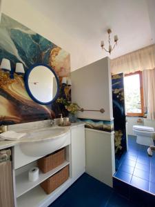 普拉托Rosymarty Apartment-vicino Firenze的浴室设有水槽和墙上的镜子