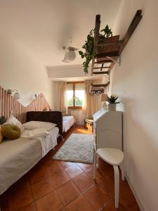 普拉托Rosymarty Apartment-vicino Firenze的客厅配有两张床和一张桌子
