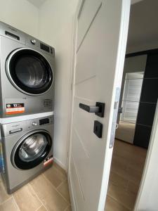 缅济莱谢Widoki的客房内提供洗衣机、洗衣机和烘干机。