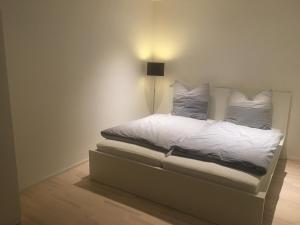 哈尔堡Appartement Burgblick的一张带白色床单和枕头的床