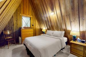 RhododendronHildas Briarwood Escape的一间卧室设有一张床和木墙