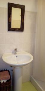 巴尔德利纳雷斯Apartamento Valdesquí的浴室设有白色水槽和镜子