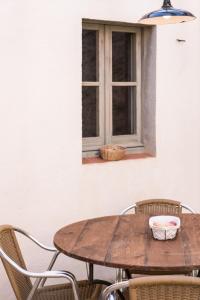 帕劳·萨巴尔德拉Ca la Merce Batista的窗户前的一张木桌和椅子