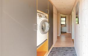 斯劳厄尔瑟Gorgeous Home In Slagelse With Kitchen的走廊上设有洗衣机和烘干机