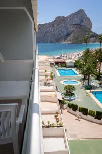 卡尔佩AR Roca Esmeralda & SPA Hotel的从度假村的阳台上可欣赏到海滩景色