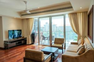 Slave IslandBrand new Water Front Luxury Cinnamon Suites Apartment in heart of Colombo City的带沙发和电视的客厅