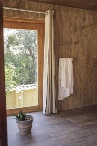奥兰太坦波Casafranca的浴室设有窗户,墙上有毛巾
