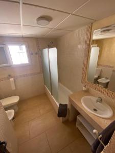 萨阿拉德洛斯阿图内斯La Tahona 27-H的一间带水槽、卫生间和淋浴的浴室