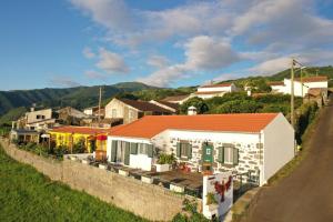 诺德什蒂Paraiso da Pedreira的山坡上的小房子,旁边是一条路