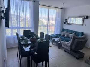 多斯克布拉达斯Moderno apartamento con vista inigualable的客厅配有沙发和桌椅