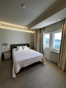 维拉波圣路易酒店的一间卧室设有一张大床和一个窗户。