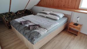 MrzygłódRanczo Bieszczady duży Domek z Jacuzzi i Sauną的一张床上有两个枕头的房间