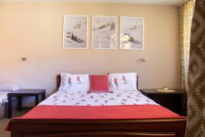 切佩拉雷米特奥家庭酒店的卧室配有一张四幅画的墙壁床。