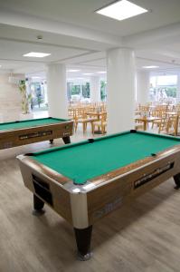 罗列特海岸阿莱格里亚费奈斯玛尔酒店的配有桌椅的房间设有两张台球桌