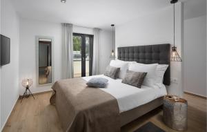 VinežVilla Del Sol的卧室配有一张带白色床单和枕头的大床。