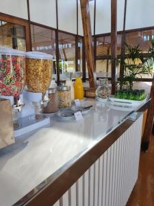 埃尔多拉多Hotel ACA Eldorado的碗和花瓶上的柜台
