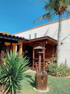 弗洛里亚诺波利斯Ótima Casa para 10 pessoas /menos de 100m da Praia的前面有棕榈树的房子