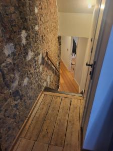 安特卫普Cosy Homestay的走廊上设有石墙和木地板