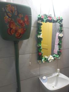 劳鲁-迪弗雷塔斯Perto Do Aeroporto De Salvador - Dona Pitanga Hostel的一间带镜子和卫生间的浴室