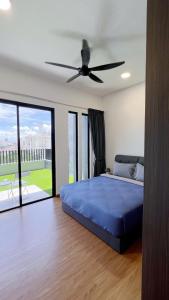 乔治市2BR Georgetown Luxury Suite #RoofTopPool #Beacon的一间卧室配有蓝色的床和吊扇
