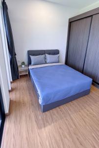 乔治市2BR Georgetown Luxury Suite #RoofTopPool #Beacon的一间位于客房内的蓝色床卧室