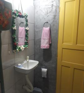 劳鲁-迪弗雷塔斯Perto Do Aeroporto De Salvador - Dona Pitanga Hostel的一间带水槽和镜子的小浴室