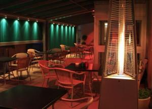 霍伊斯莱乌霍兹勒维酒店的一间带桌椅和绿灯的餐厅