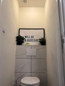 埃因霍温Room 101 - Eindhoven的浴室设有卫生间,并标有读信的标志,是美好的一天